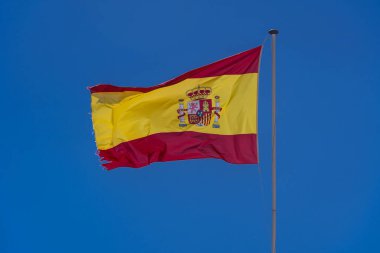 Mavi gökyüzü arkaplanlı İspanyol bayrağı