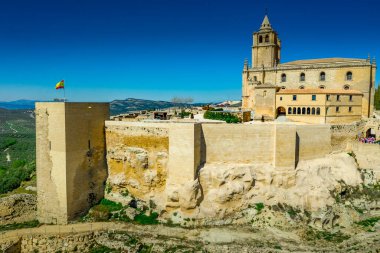 Castillo de Alcal la Real İspanya 'nın Jan eyaletinin Alcala la Real eyaletinde yer alan bir kaledir. 1029 metre yükseklikte bulunan bir savunma duvarıdır. Bu bir savunma duvarıdır. 13.-14. yüzyıldan kalma. Donjon fortaleza de la mota