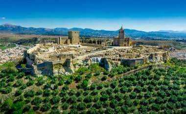 Castillo de Alcal la Real İspanya 'nın Jan eyaletinin Alcala la Real eyaletinde yer alan bir kaledir. 1029 metre yükseklikte bulunan bir savunma duvarıdır. Bu bir savunma duvarıdır. 13.-14. yüzyıldan kalma. Donjon fortaleza de la mota
