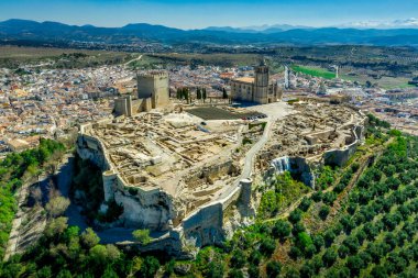 Castillo de Alcal la Real İspanya 'nın Jan eyaletinin Alcala la Real eyaletinde yer alan bir kaledir. 1029 metre yükseklikte bulunan bir savunma duvarıdır. Bu bir savunma duvarıdır. 13.-14. yüzyıldan kalma. Donjon fortaleza de la mota