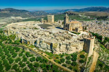 Castillo de Alcal la Real İspanya 'nın Jan eyaletinin Alcala la Real eyaletinde yer alan bir kaledir. 1029 metre yükseklikte bulunan bir savunma duvarıdır. Bu bir savunma duvarıdır. 13.-14. yüzyıldan kalma. Donjon fortaleza de la mota