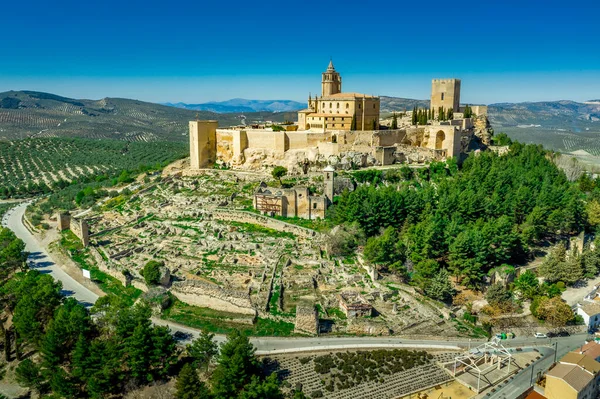 カスティーリョ アルカル レアルの空中ビューは スペインのヤン州にあるアルカラ レアルの城です 標高1 029メートルに位置する防御用の囲いです 13世紀から14世紀にかけてのものである フォルタレザ モタのドンジョン — ストック写真