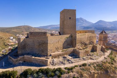 Endülüs 'teki ortaçağ Alcaudete şatosunun havadan görünüşü. Donjon, yüksek taş duvarlar ve kasaba kilisesinin yanındaki boşluklar.