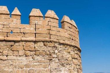 Endülüs 'te gökyüzünden mavi gökyüzü yükselen Almerya Ortaçağ Şatosu Panoraması eski Arap kalesi