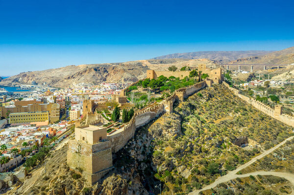 Панорама средневекового замка Альмерия с голубым небом с воздуха в Андалусии