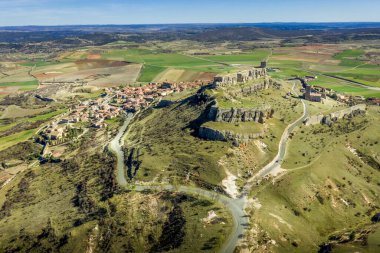 Castille ve Leon İspanya 'da şehir duvarları olan ortaçağ harap kalesi ve kasabasının mavi gökyüzü ile Atienza hava manzarası