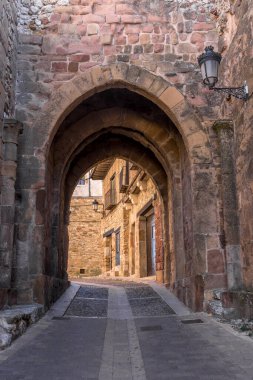 Castille ve Leon İspanya 'da şehir duvarları olan ortaçağ harap kalesi ve kasabasının mavi gökyüzü ile Atienza hava manzarası