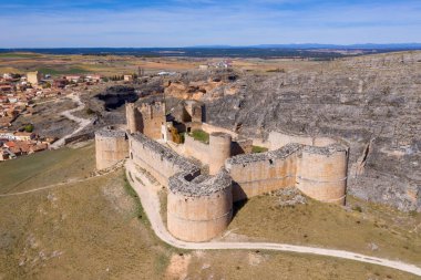 Berlanga de Duero ortaçağ kalesi Soria yakınlarında, İspanya 'nın Castilla Leon bölgesinde gökyüzü mavi