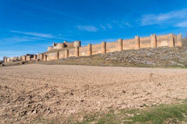 Berlanga de Duero ortaçağ kalesi Soria yakınlarında, İspanya 'nın Castilla Leon bölgesinde gökyüzü mavi
