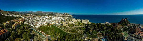 スペインの中世の城と人気の地中海のビーチタウンのAlmunecar航空ビュー — ストック写真