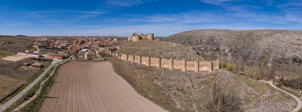 Berlanga de Duero ortaçağ kalesi Soria yakınlarında, İspanya 'nın Castilla Leon bölgesinde gökyüzü mavi