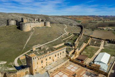 Berlanga de Duero ortaçağ kalesi Soria yakınlarında, İspanya 'nın Castilla Leon bölgesinde gökyüzü mavi