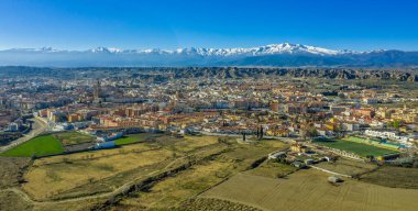 Arap kökenli Gaudix İspanya 'daki antik taş şatonun havadan görünüşü