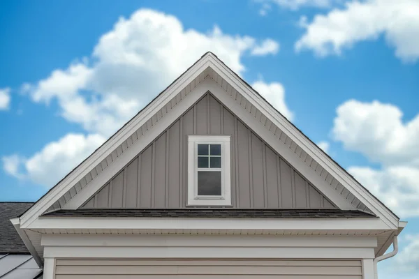 Triple Gable Πρόσοψη Παχύ Λευκό Πλαίσιο Τριπλό Παράθυρο Σοφίτα Γκρι — Φωτογραφία Αρχείου