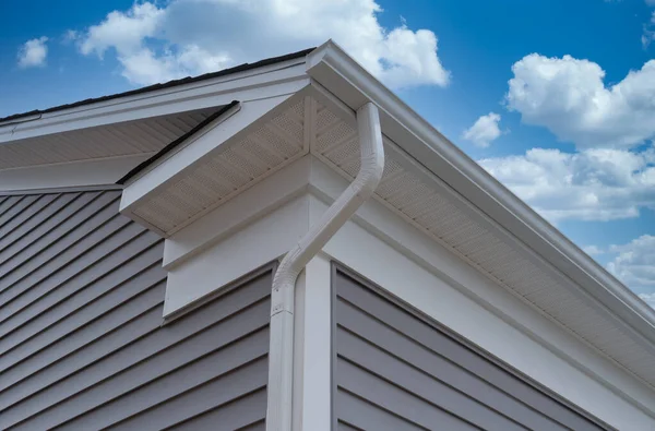 White Frame Gutter Guard System Gray Horizontal Vinyl Siding Fascia — Stock Photo, Image