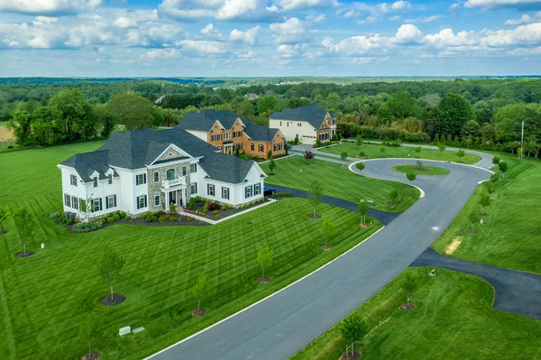 Lüks gayrimenkulleri, malikaneleri, tuğla kaplı villaları ve Maryland USA 'de mavi gökyüzü olan yeni mahalle manzarası.