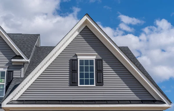 グレーの水平ビニールラップサイド 白いフレームを備えた二重ハング窓 豪華なアメリカのシングルホーム近所の屋根裏部屋のビニールシャッター — ストック写真