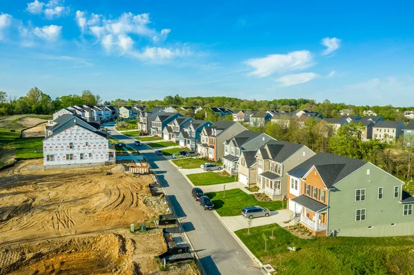 Luftaufnahme Der Amerikanischen Nachbarschaft Straße Mit Einfamilienhäusern Gesäumt Blauer Bewölkter — Stockfoto