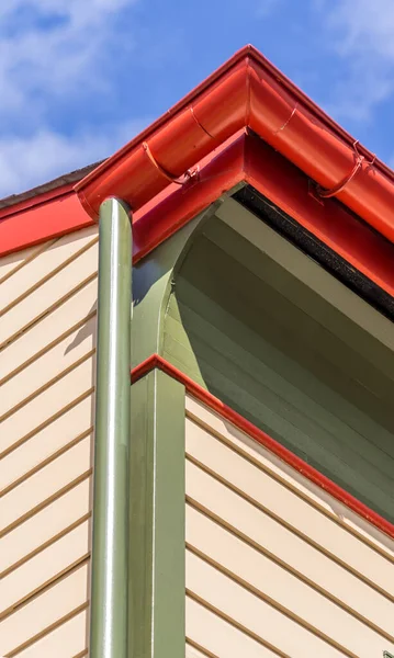 Rood Metalen Goot Met Blauwe Lucht Een Huis — Stockfoto