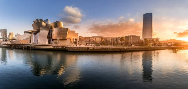 Günbatımında Bilbao rıhtımı İspanya Bask Bölgesi hava manzarası