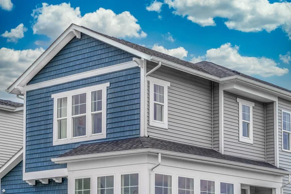 Klassieke Eengezinswoning Gevel Met Blauwe Shake Shingle Siding Witte Accentlijnen — Stockfoto