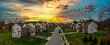 Tuğladan yapılmış hava manzaralı lüks malikâne tipi tek aile evleri. Mahallesi, Cul-de-sac Caddesi Amerikan gayrimenkulleri. ABD 'de dramatik sarı, turuncu mavi gökyüzü.