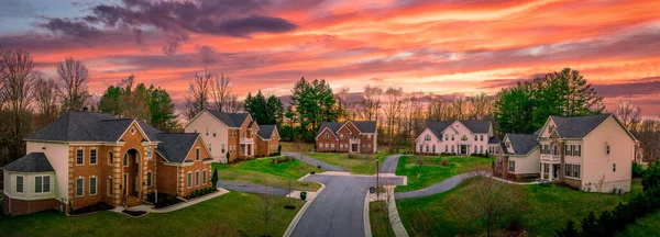 Günbatımı modern orta sınıf bekar aile manzarası Maryland ABD 'de yeni bir inşaatta Amerikan gayrimenkullerini barındırıyor.