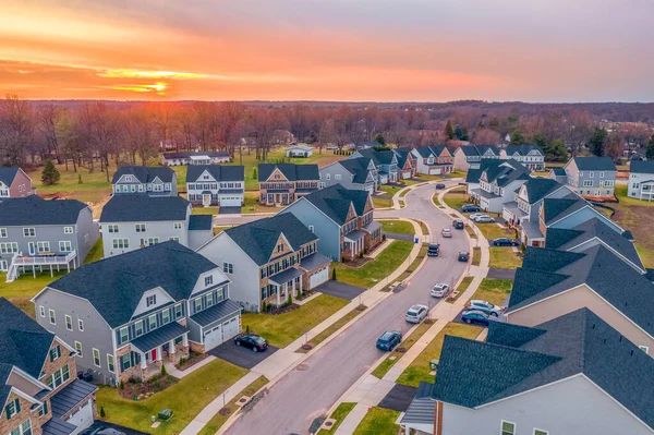 Luftaufnahme Einer Geschwungenen Nachbarschaftsstraße Einer Einfamilienhaussiedlung Maryland Mit Orangefarbenem Sonnenuntergang — Stockfoto