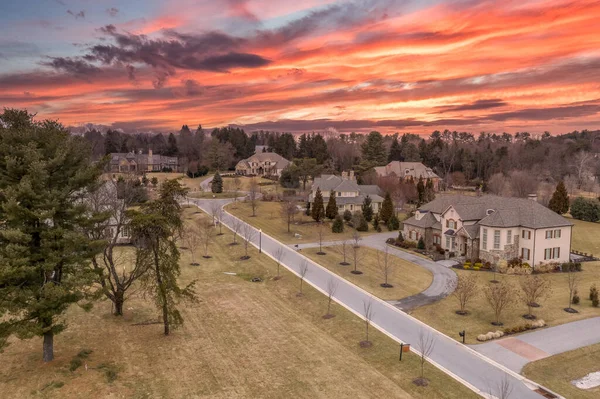 Luftaufnahme Der Luxuriösen Amerikanischen Nachbarschaft Straße Mit Bunten Dramatischen Sonnenuntergang — Stockfoto