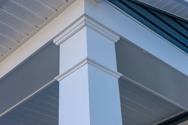 Kolonialweißes Dachrinnenschutzsystem Soffit Zur Belüftung Des Dachgeschosses Mit Grauem Vinyl — Stockfoto