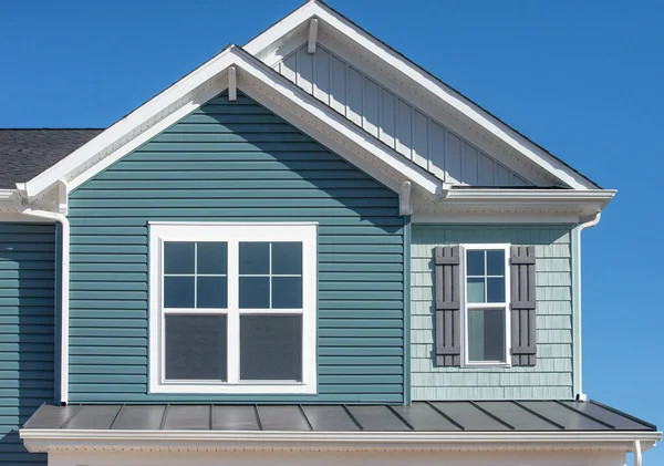 Close Uitzicht Klassieke Dubbele Hangende Sjerp Venster Met Houten Luiken — Stockfoto