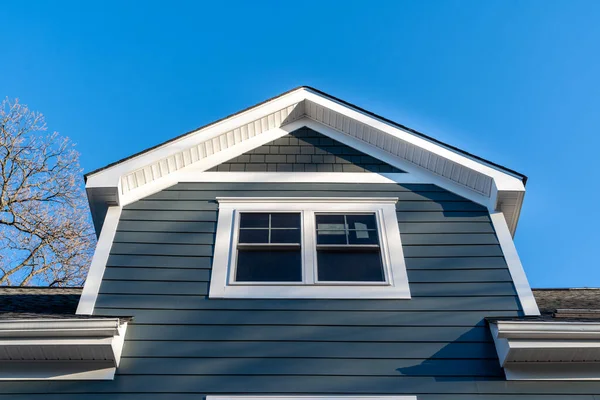 Gable Con Fascia Bianca Doppia Finestra Rivestimenti Orizzontali Blu Grigio — Foto Stock