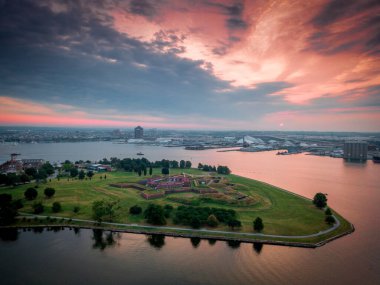 Tarihi Fort McHenry 'nin Baltimore girişini okyanustan koruyan hava manzarası, 1812' deki ünlü savaşın yeri, Amerikan milli marşının doğduğu yer.