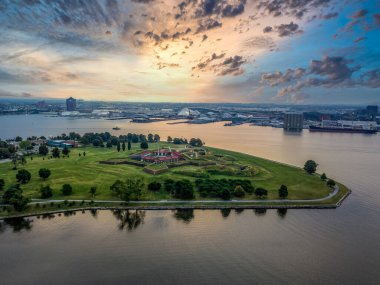 Tarihi Fort McHenry 'nin Baltimore girişini okyanustan koruyan hava manzarası, 1812' deki ünlü savaşın yeri, Amerikan milli marşının doğduğu yer.