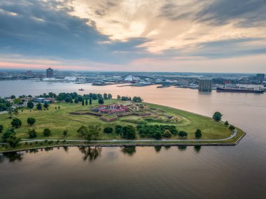 Tarihi Fort McHenry 'nin Baltimore girişini okyanustan koruyan hava manzarası, 1812' deki ünlü savaşın yeri, Amerikan milli marşının doğduğu yer.