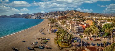 İspanya 'nın güney kıyısındaki Almunecar' ın hava manzarası, Velilla, San Cristobal ve Del Mar gibi bulutlu mavi gökyüzü gibi plajlarla bilinir.