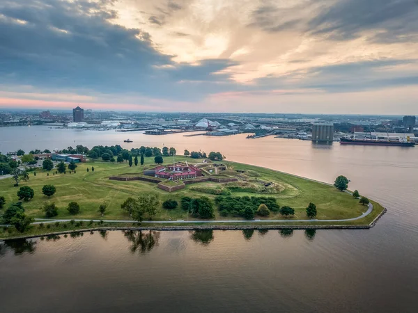 Tarihi Fort McHenry 'nin Baltimore girişini okyanustan koruyan hava manzarası, 1812' deki ünlü savaşın yeri, Amerikan milli marşının doğduğu yer.