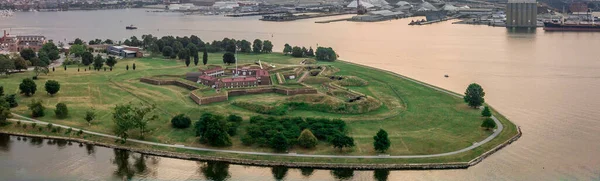 Tarihi Fort McHenry 'nin Baltimore girişini okyanustan koruyan hava manzarası, 1812' deki ünlü savaşın yeri, Amerikan milli marşının doğduğu yer.