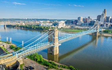 Ohio Nehri üzerindeki tarihi Roebling asma köprüsü ile Cincinnati 'nin panoramik manzarası