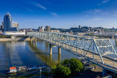 Covington ve Newport Kentucky 'den gökdelenlerle Cincinnati şehir merkezi manzarası