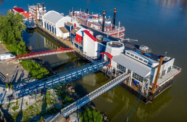 Cincinnati 'nin karşısındaki Newport Kentucky' deki Ohio Nehri 'ne eski vapurlar yanaştı.