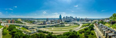 Ohio 'daki otoyolları kesişen Adams Dağı' ndan Cincinnati şehir merkezi hava manzarası.