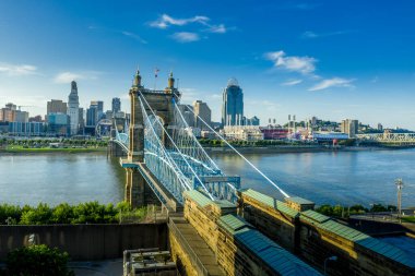 Ohio Nehri üzerindeki tarihi Roebling asma köprüsü ile Cincinnati 'nin panoramik manzarası