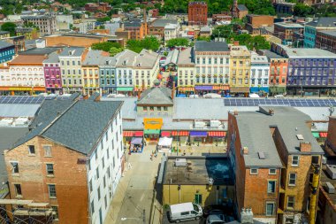 Cincinnati Ohio 'nun Ren Mahallesi' nde sokak satıcılarıyla yenilenmiş renkli Findlay pazarının hava manzarası.