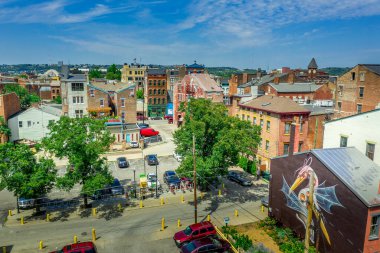 Cincinnati Ohio 'nun Ren Mahallesi' nde sokak satıcılarıyla yenilenmiş renkli Findlay pazarının hava manzarası.