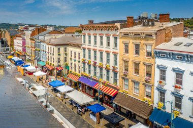 Cincinnati Ohio 'nun Ren Mahallesi' nde sokak satıcılarıyla yenilenmiş renkli Findlay pazarının hava manzarası.