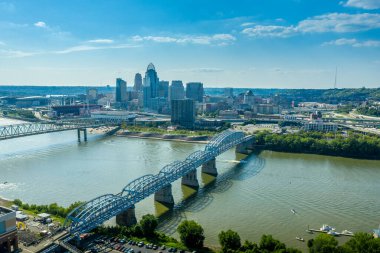 Sarı Daniel Carter Sakal Köprüsü ve Cincinnati Ohio 'daki Purple People Köprüsü üzerinde mavi gökyüzü