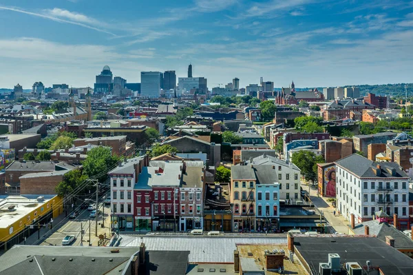 Cincinnati Ohio 'nun Ren Mahallesi' nde sokak satıcılarıyla yenilenmiş renkli Findlay pazarının hava manzarası.