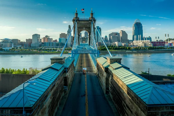 Ohio Nehri Üzerindeki Tarihi Roebling Asma Köprüsü Ile Cincinnati Nin — Stok fotoğraf
