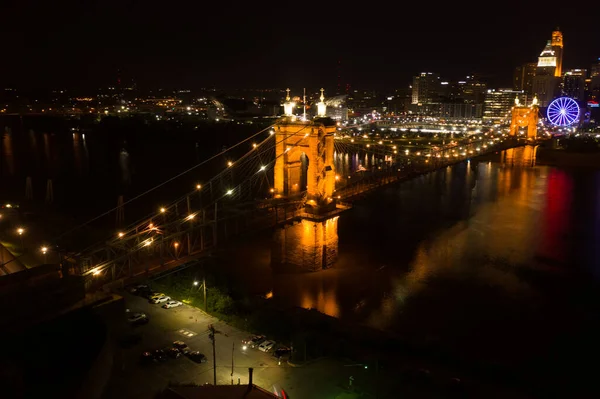 Cincinnati Nin Panoramik Gece Manzarası Ohio Nehri Üzerindeki Tarihi Roebling — Stok fotoğraf